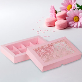 Коробка для 8 конфет с ажурным окном "Ромашка", розовая