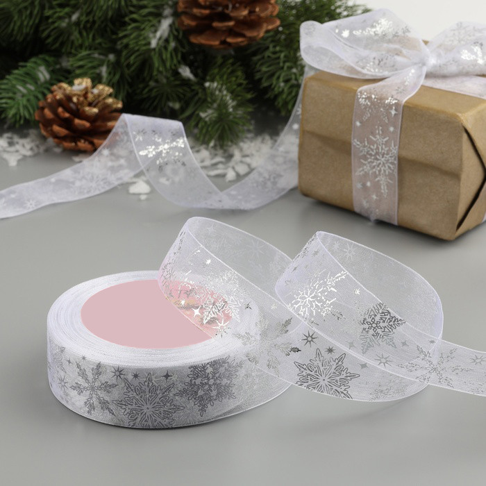 Лента из органзы Белая/серебряные снежинки 2,5 см / 3 м