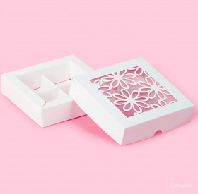 Коробка для 4 конфет с ажурным окном "Ромашки"
