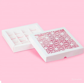 Коробка для 16 конфет с ажурным окном "Ромашки"