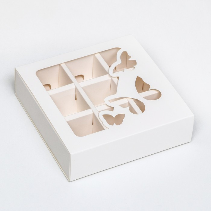 Коробочка для 9 конфет с фигурным окном "Бабочки"