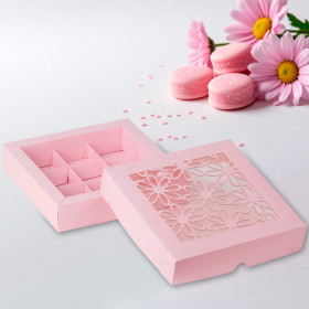 Коробка для 9 конфет с ажруным окном "Ромашки", розовая