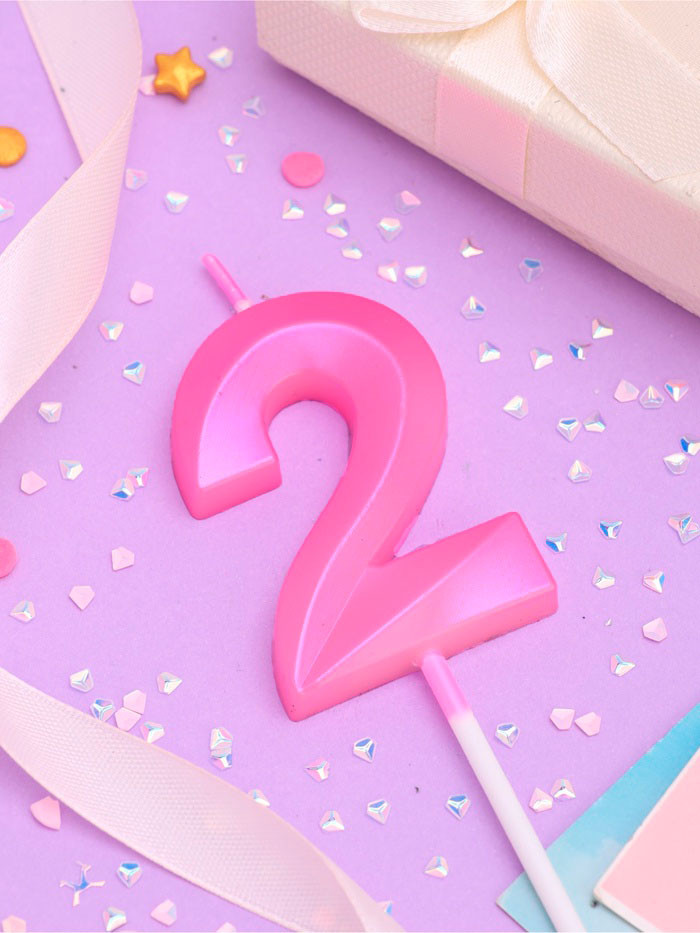 Свеча Цифра "2" с гранями, розовая / 5 см